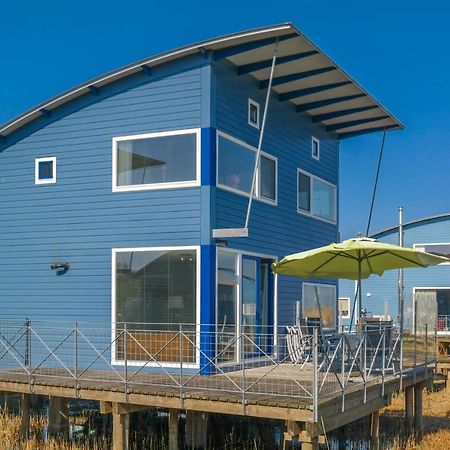 6 Pers. Waterfront Home Seeblick, Equipped Stilt House On The Water Anjum Exterior foto